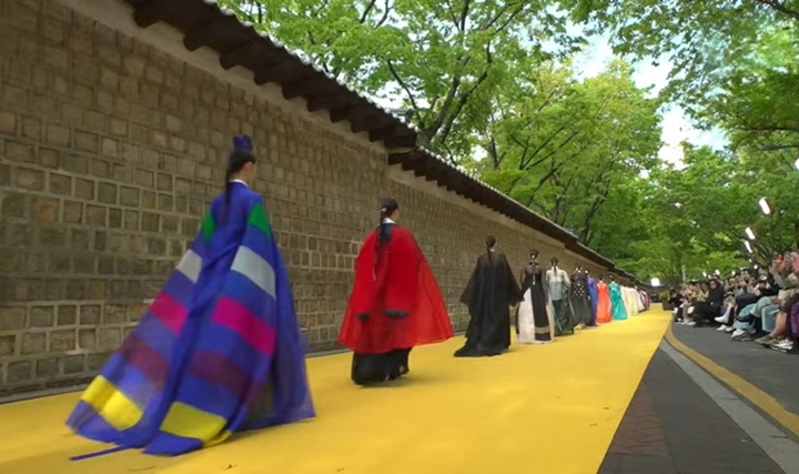 덕수궁길에서 모던한복을 선보이는 서울패션로드가 열렸다.