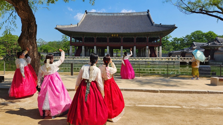 색깔이 선명한 한복을 입고 궁궐을 즐기는 관람객들을 볼 수 있었다.