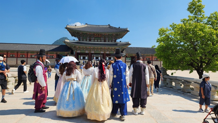 화려한 디자인의 한복부터 다양한 색을 사용한 한복까지 저마다의 취향을 담아 즐길 수 있는 한복 체험.