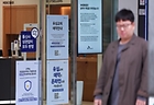 SKT 유심 해킹사태로 인한 혼란이 커지며 유통·물류업계도 보안을 강화하고 있는 가운데 지난 6일 서울 시내 한 SKT 매장에 유심 교체 관련 안내문이 붙어있다.(사진=저작권자(c) 연합뉴스, 무단 전재-재배포 금지)