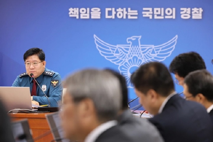 이호영(왼쪽) 경찰청장 직무대행이 8일 서울 서대문구 경찰청에서 열린 전국 경찰지휘부 화상회의를 주재하고 있다.(사진=경찰청 제공)