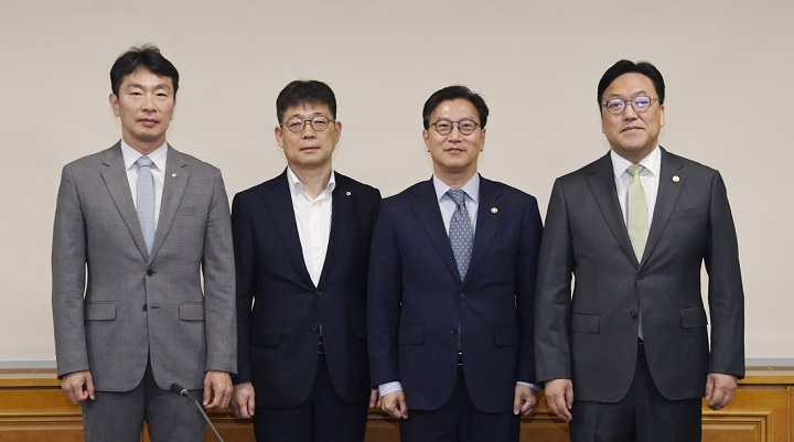 김범석 기획재정부 장관 직무대행이 8일 오전 서울 중구 은행회관에서 열린 '거시경제·금융현안간담회(일명 F4회의)'를 주재하고 회의 시작에 앞서 기념촬영을 하고 있다.(사진=기획재정부 제공)