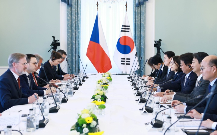 안덕근 산업통상자원부 장관이 7일 체코 프라하 총리실에서 페트르 피알라 체코 총리와 면담을 하고 있다. 2025.5.7. (ⓒ뉴스1, 무단 전재-재배포 금지)