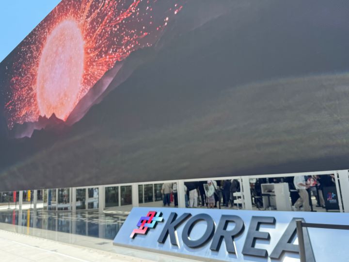 한국관의 자랑인 미디어파사드. 엄청난 규모의 디스플레이에 우리나라의 과거, 현재, 그리고 미래가 그려진다. 지나가던 외국인들 대부분이 발걸음을 멈추고 영상을 바라봤다.