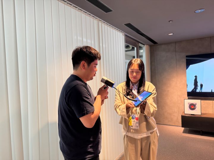 한국관을 온전히 느끼는 방법은 바라보는 전시를 넘어 체험하는 전시에 참여하는 것이다. 첫번째 전시를 시작하기 전 내 목소리를 녹음해야한다. 이날은 취재를 위해 전시관 입장 전 별도의 공간에서 녹음을 진행해봤다.