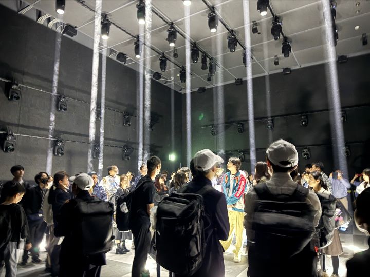 첫번째 전시관은 빛과 소리로 가득찬 공간에서 우리의 목소리와 한국 전통의 악기를 즐길 수 있었다. 많은 사람이 빛을 만지기 위해 손을 뻗기도, 독특한 음악에 귀를 기울이는 모습을 보였다.