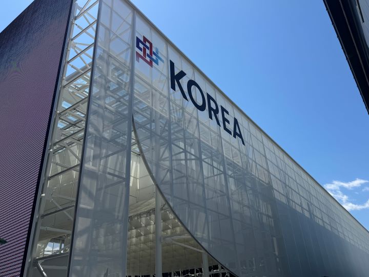 하루 평균 10만명의 관람객이 방문하고 있는 오사카 엑스포. 한국관은 엑스포장에서 대한민국을 알리고, 서포터들은 민간 외교관으로 방문객을 맞이하고 있다.