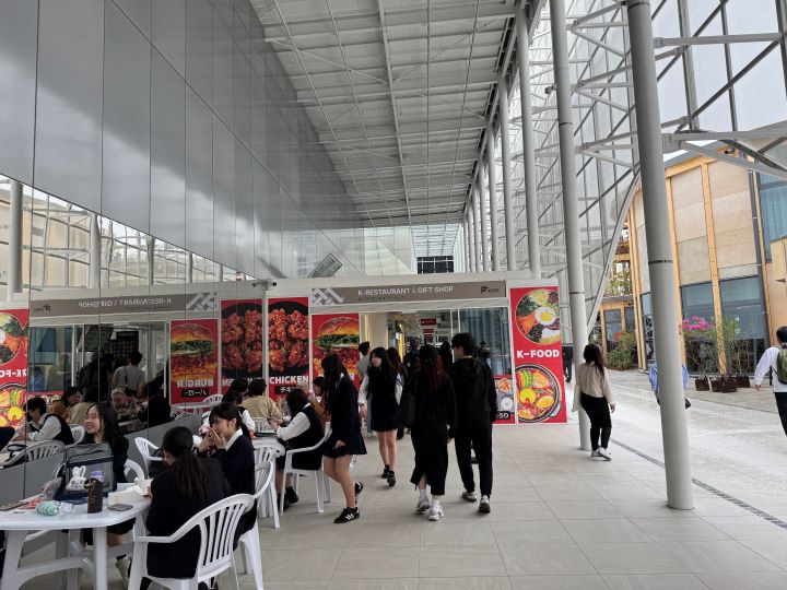모든 관람을 마치고 K-FOOD와 굿즈를 둘러볼 수 있다. 무엇보다 다른 전시관에 비해 다양하고 소장하고 싶은 굿즈가 가득했던 것이 인상적이었다.