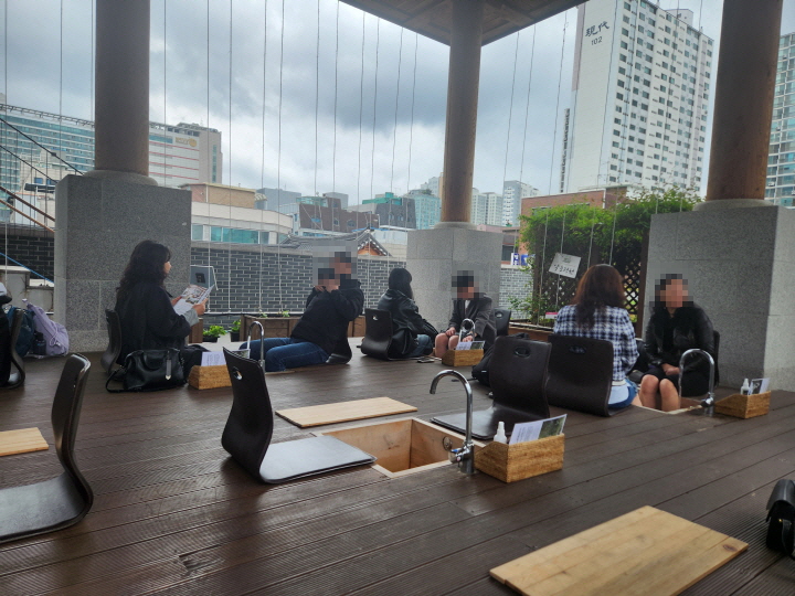 몸과 마음을 치유하는 웰니스관광지에서 약초 족욕 체험 중인 사람들