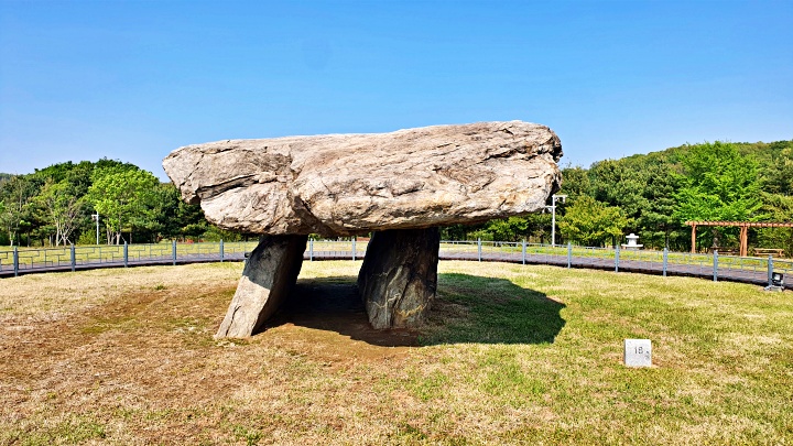 그동안 가보고 싶었던 유네스코 세계유산 고인돌도 정원 옆에서 만났다. 발길 닿는 대로 흘러가는 것이 정원여행의 묘미!
