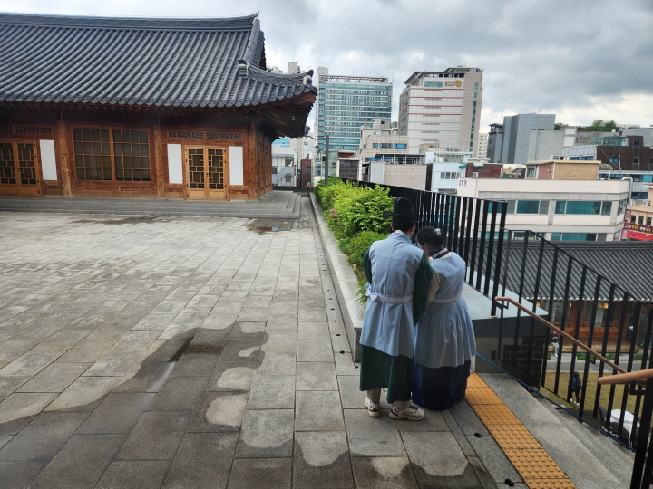 서울한방진흥센터 곳곳에 의관복이나 의녀복을 입은 사람들이 눈에 띈다.