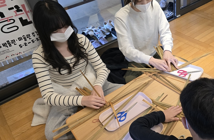 참가자들이 부들 복조리를 만들고 있다.