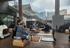 우수웰니스관광지로 선정된 서울한방진흥센터에서 약초 족욕 체험 중인 외국인들.