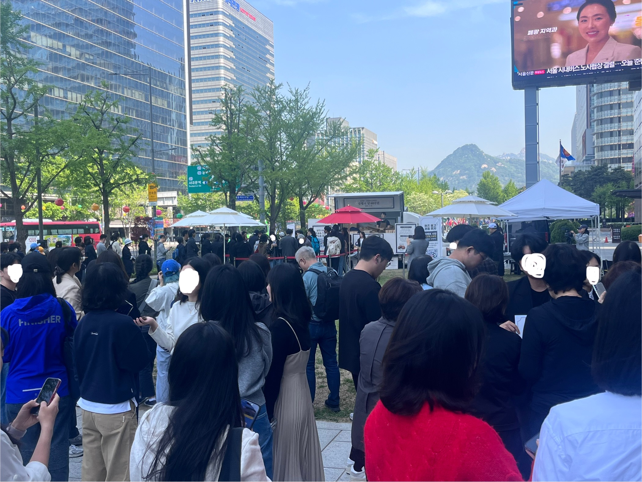 푸드트럭 앞에 줄을 서 있는 시민들. 서울 중구 프레스센터 앞 광장에서 발명의 날 60주년 빵차 행사를 기다리는 사람들로 붐비는 모습.