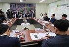 이주호 사회부총리 겸 교육부장관이 제26차 함께차담회에서 교권 보호 대책의 현장 체감도 점검 및 정책 제안, 교육주체 간 상호 존중하는 문화 조성을 위한 의견을 청취하고 있다. 2024.5.17 (ⓒ뉴스1, 무단 전재-재배포 금지)
