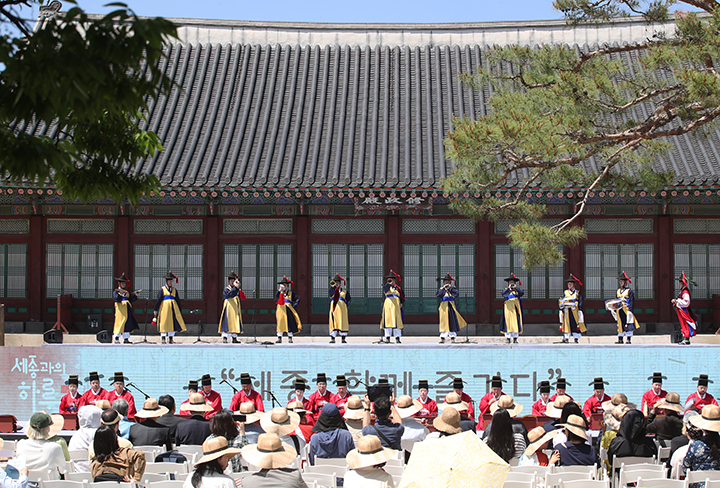 지난해 서울 종로구 경복궁 수정전 앞에서 열린 2024세종대왕 나신 날 기념행사 '세종과의 하루'가 진행되고 있다. 2024.5.14 (ⓒ뉴스1, 무단 전재-재배포 금지)