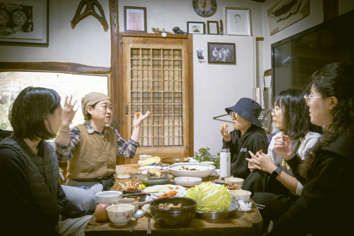 강화는 외지인이 찾아올 때 환대하고 협조해 주는 분위기가 형성되어 있다고 했다.(사진=강화유니버스)