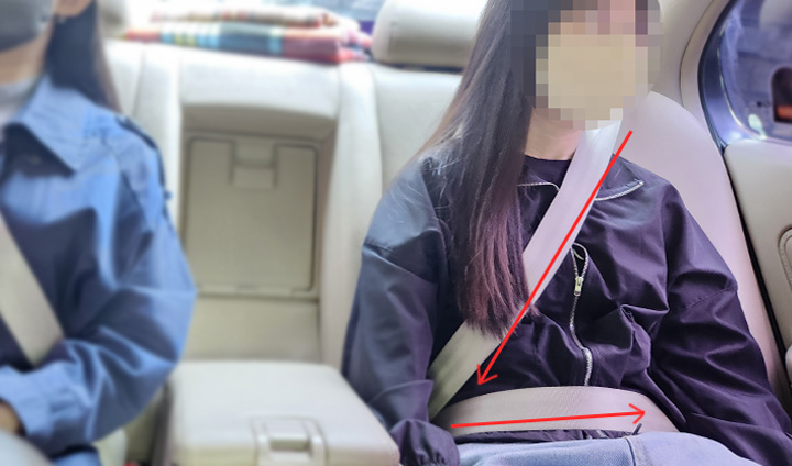 안전띠는 어깨를 가로지르도록 착용하는 것이 원칙이다. 잘못된 안전띠 착용은 자칫 더 큰 사고를 불러올 수 있으니 유의하자.