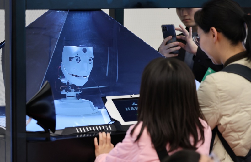 과학기술정보통신부는 2025년도 생성AI 선도인재 양성 사업을 공고한다고 15일 밝혔다. 사진은 기사 내용과 직접 관련이 없으며 지난 3월 열린 '서울 AI페스타 2025'에서 참가자들이 생성형 인공지능(AI) 기반 인간로봇상호작용(HRI)를 체험하고 있는 모습.(사진=저작권자(c) 연합뉴스, 무단 전재-재배포 금지)