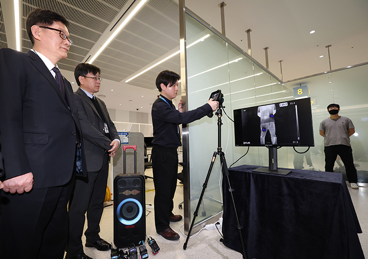 고광효 관세청장(왼쪽)이 인천국제공항 제1여객터미널 입국장에서 열화상카메라를 시연을 살펴보고 있다. 2024.1.17 (ⓒ뉴스1, 무단 전재-재배포 금지)