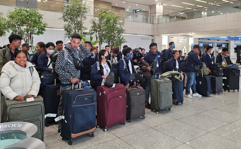 문화체육관광부와 국립국어원은 법무부와 함께 '외국인 근로자 한국어 교재' 중급 단계를 개발한다고 16일 밝혔다. 사진은 기사와 직접 관련이 없으며 지난 3월 캄보디아에서 입국한 외국인 계절 근로자들의 모습.(ⓒ뉴스1, 무단 전재-재배포 금지)