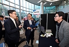 연원정 인사혁신처장이 서울 종로구 성균관대학교에서 열린 '2024 찾아가는 공직박람회'에서 부스를 둘러보고 있다. 2024.11.18 (ⓒ뉴스1, 무단 전재-재배포 금지)
