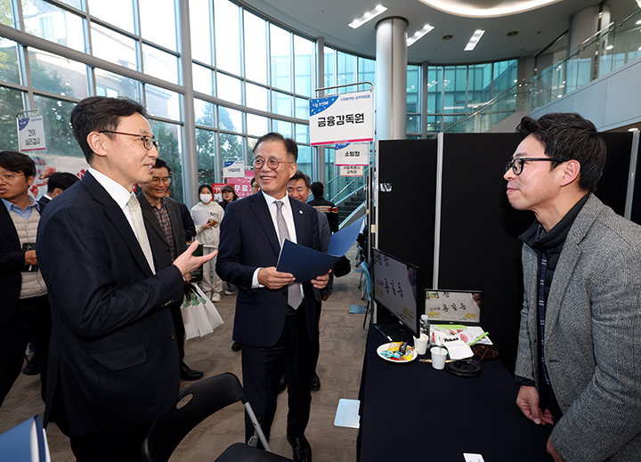 연원정 인사혁신처장이 서울 종로구 성균관대학교에서 열린 '2024 찾아가는 공직박람회'에서 부스를 둘러보고 있다. 2024.11.18 (ⓒ뉴스1, 무단 전재-재배포 금지)