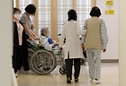 서울 은평구 서북병원에서 의료진과 환자들이 이동하고 있다. 2024.4.4. (ⓒ뉴스1, 무단 전재-재배포 금지)