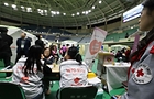 경북 안동체육관에 마련된 산불 주민대피소에서 자원봉사자들이 이재민들의 재난 심리 회복 상담을 하고 있다. 2025.3.28(저작권자(c) 연합뉴스, 무단 전재-재배포 금지)