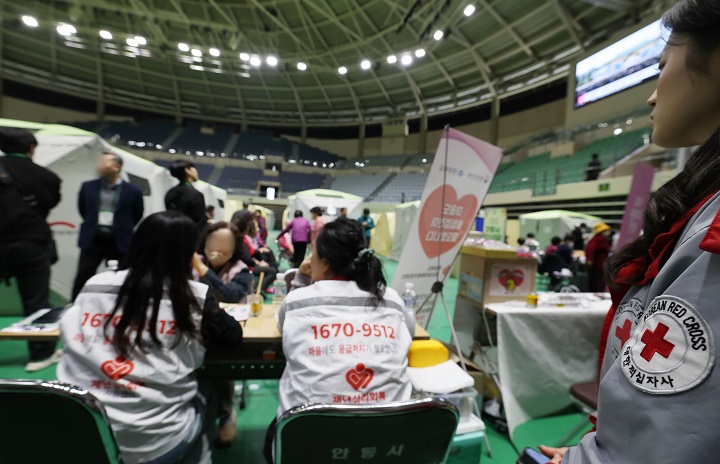 경북 안동체육관에 마련된 산불 주민대피소에서 자원봉사자들이 이재민들의 재난 심리 회복 상담을 하고 있다. 2025.3.28(저작권자(c) 연합뉴스, 무단 전재-재배포 금지)