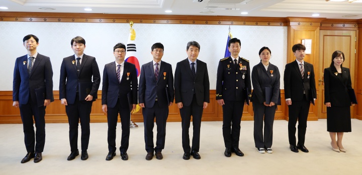 이주호 대통령 권한대행 부총리 겸 교육부 장관이 21일 정부서울청사에서 열린 적극행정 유공포상 수여식에서 수상자들과 기념촬영을 하고 있다. (ⓒ연합뉴스, 무단 전재-재배포 금지)
