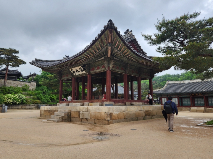 창경궁 경내에 있는 정자, 함인정이 돋보인다.