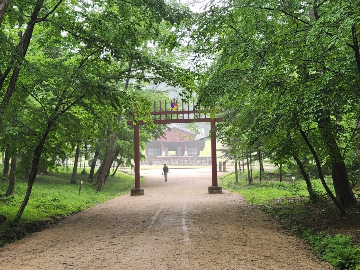 광릉으로 진입하기 직전 홍살문이 있다. 여기서부터 신성한 곳이라는 뜻이다.