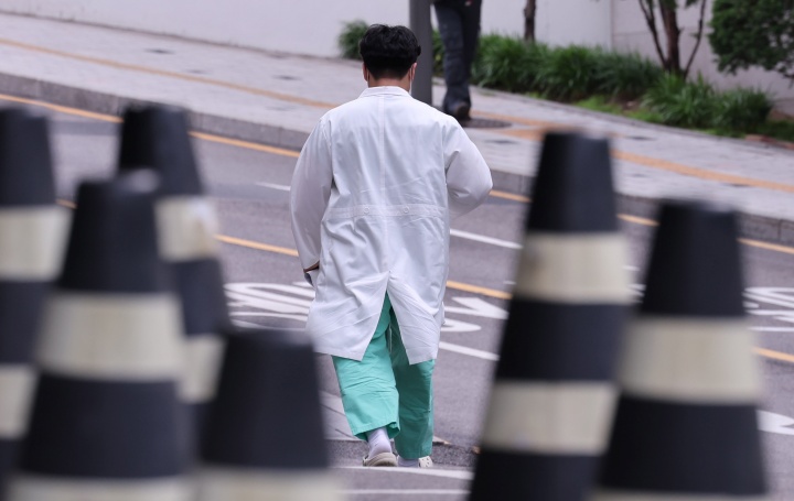 서울의 한 대학병원에서 의료진이 이동하는 모습. 2025.5.19. (ⓒ뉴스1, 무단 전재-재배포 금지)