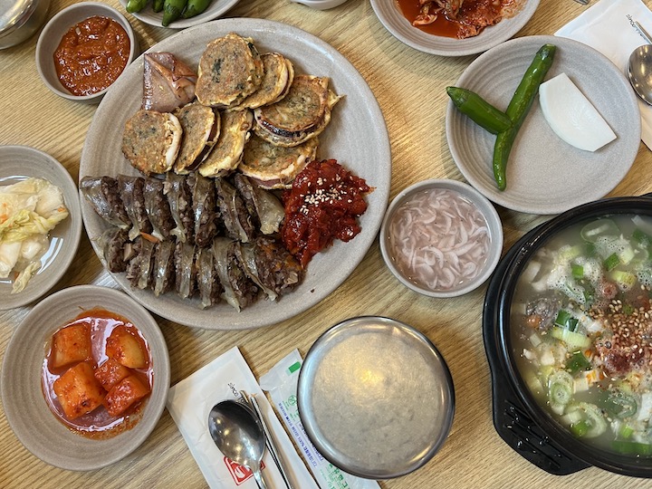 아바이마을의 한 식당에서 먹었던 오징어순대와 국밥.