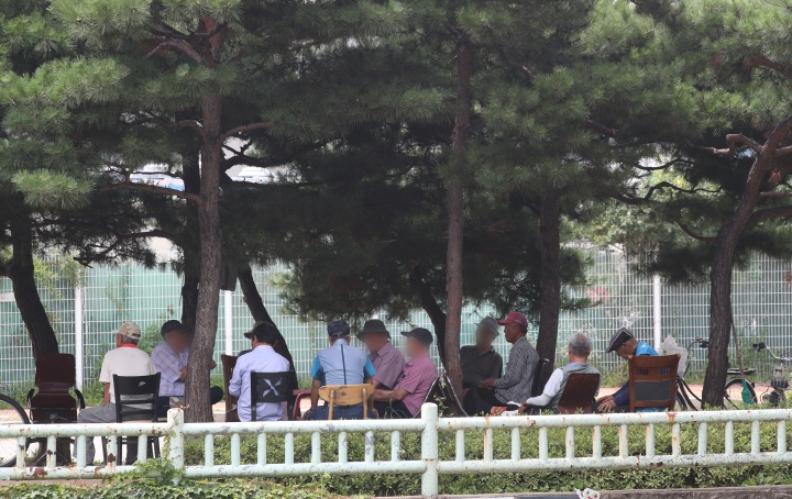 경기 수원시의 한 공원에서 어르신들이 담소를 나누고 있다. 2024.7.11. (ⓒ뉴스1, 무단 전재-재배포 금지)