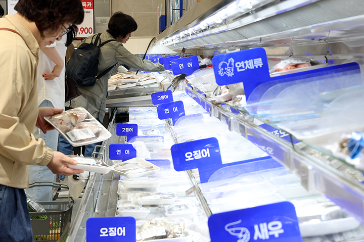 서울 한 마트에서 소비자들이 수산물을 고른는 모습. 2025.5.2 (ⓒ뉴스1, 무단 전재-재배포 금지)