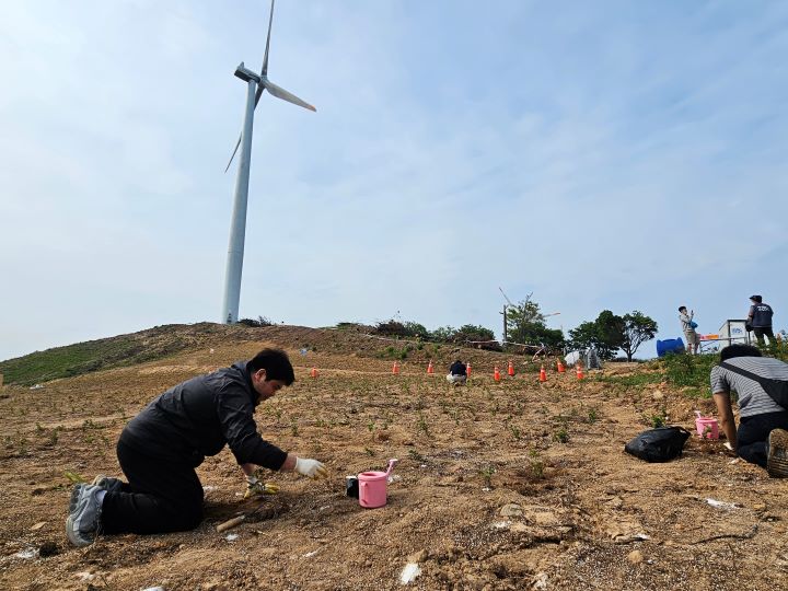 평일임에도 희망을 심기 위해 영덕을 찾은 봉사자가 꽤 많았다. 가족과 함께, 나처럼 개인 자격으로, 혹은 봉사 겸 릴스 촬영을 위해 방문한 방문객도 만날 수 있었다.