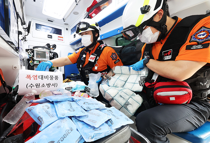 경기도 수원시 장안구 수원소방서에서 정자119안전센터 소방교와 소방사가 얼음조끼와 아이스팩 등 폭염 대비 물품을 점검하고 있다.2024.6.11(사진=저작권자(c) 연합뉴스, 무단 전재-재배포 금지)