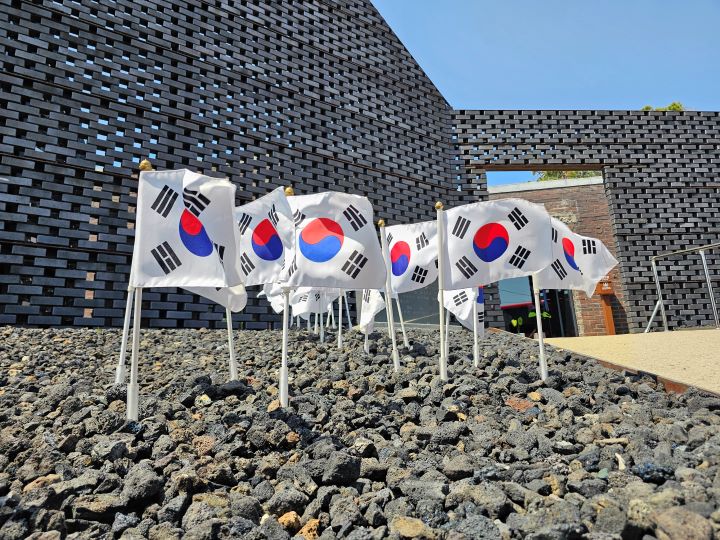 첫 활동 장소인 3.1운동 만세길 방문자센터의 외관. 푸른 하늘 아래 태극기가 날리는 모습이 인상적이었다.