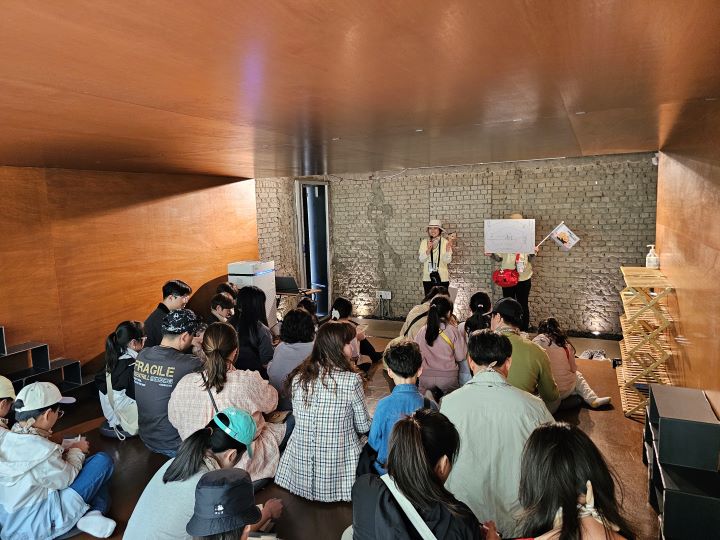 본격적인 활동 전, 사진과 기록으로 남아있는 우리의 역사에 대해 알아보고, 직접 체험하는 방식으로 진행됐다.