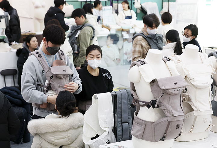 서울 강남구 코엑스에서 막을 올린 '제47회 베페 베이비페어'에서 예비 아빠들이 아기띠 체험을 하고 있다. 2025.2.6 (ⓒ뉴스1, 무단 전재-재배포 금지)