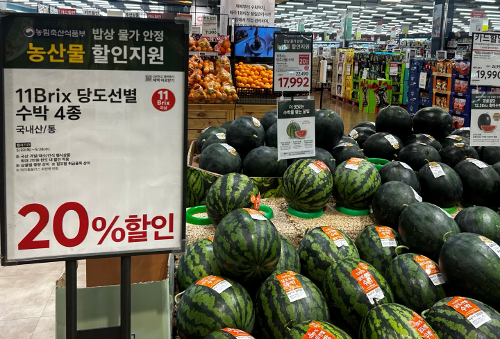20% 할인된 가격으로 판매하고 있는 수박.