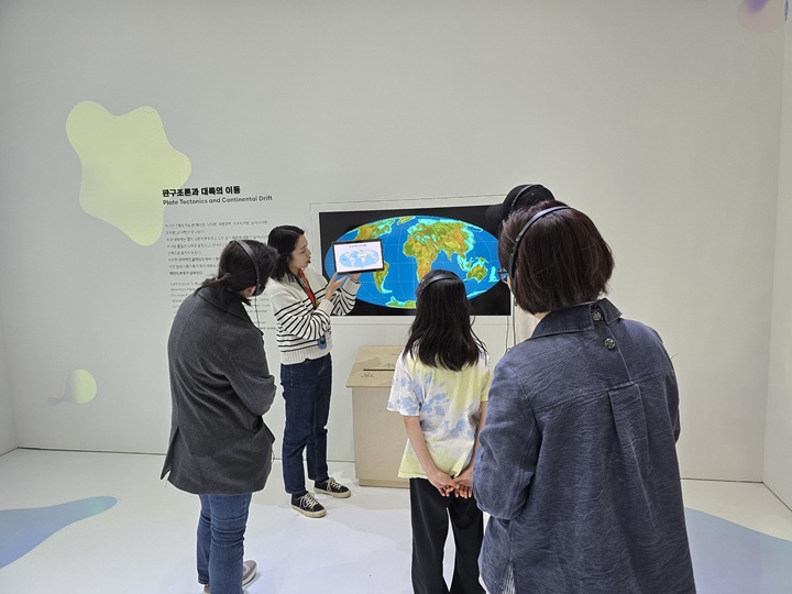 대멸종 시대의 역사 해설을 듣고 있는 관람객들.