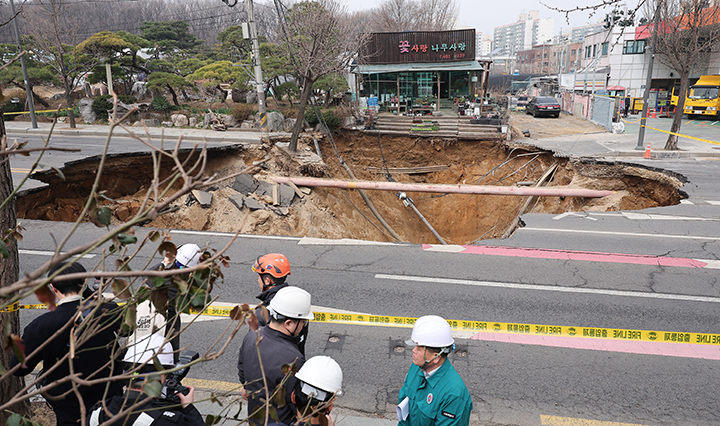 지난 3월 25일 서울 강동구 대명초등학교 인근 사거리에서 싱크홀(땅 꺼짐) 사고 발생으로 교통이 통제되고 있다.(ⓒ뉴스1, 무단 전재-재배포 금지)