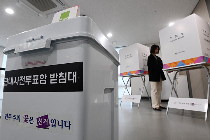 제21대 대통령 선거 사전투표가 하루 앞으로 다가온 28일 오전 서울 중구 신당누리센터에서 관계자가 기표용구를 점검하고 있다. 2025.5.28 (ⓒ뉴스1, 무단 전재-재배포 금지)