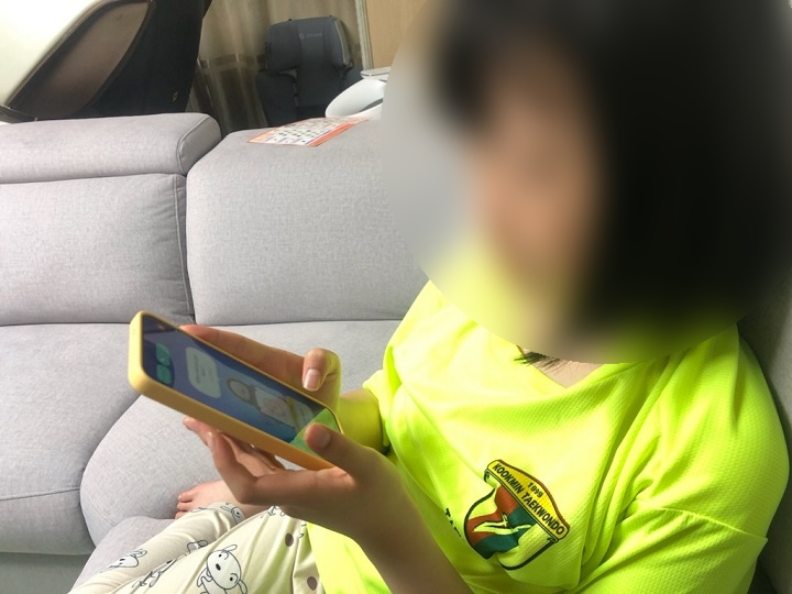 AI 펭톡을 활용해 자녀가 영어를 공부하는 중이다.