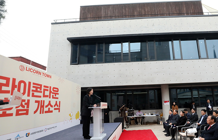 오영주 중소벤처기업부 장관이 세종시 조치원읍에 문을 연 기업가형 소상공인의 창업과 성장을 지원하는 라이콘타운 1호점 개소식에 참석해 축사를 하고 있다. 2024.3.4 (ⓒ뉴스1, 무단 전재-재배포 금지)