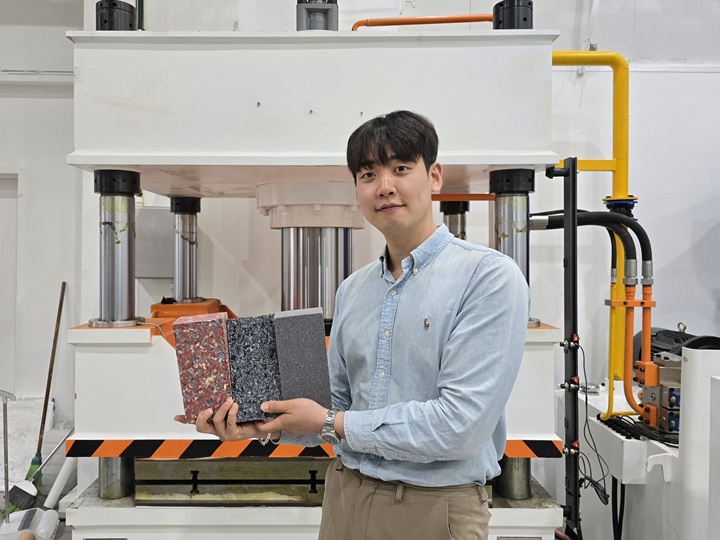 오슬로 전주한 대표가 벽돌 대체제인 슬로우넬 제품을 들고 있다.