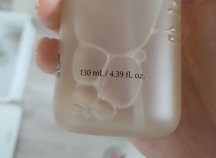 스킨 용기 아래에 용량이 기재되어 있다.
